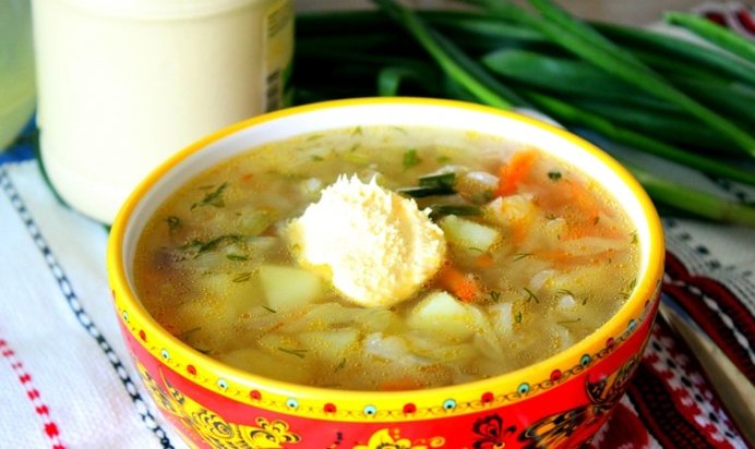 Щи из молодой капусты на курином бульоне