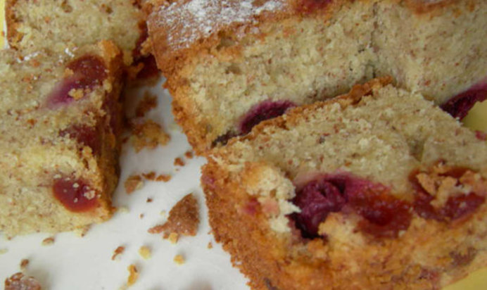 Миндальный кекс с вишней