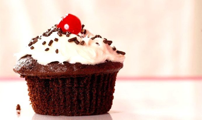 Шоколадные мини-кексы с вишнями