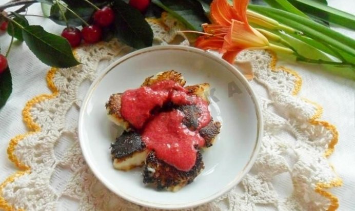 Манные клецки с вишневым соусом