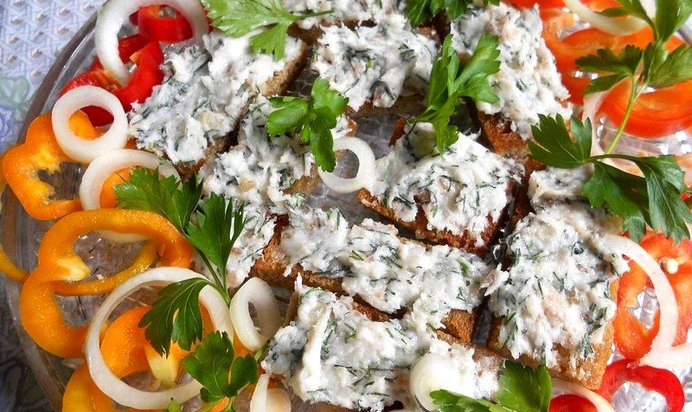 Бутербродики с салом и болгарским перцем