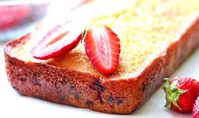 Кекс на йогурте с клубникой