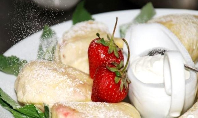 Паровые творожные вареники с клубникой