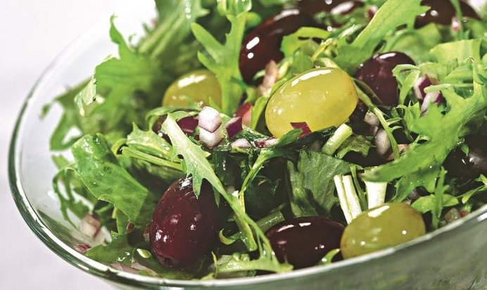 Салат с виноградом и кудрявым эндивием