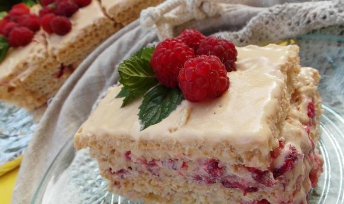 Вафельный торт с малиной (без выпечки)