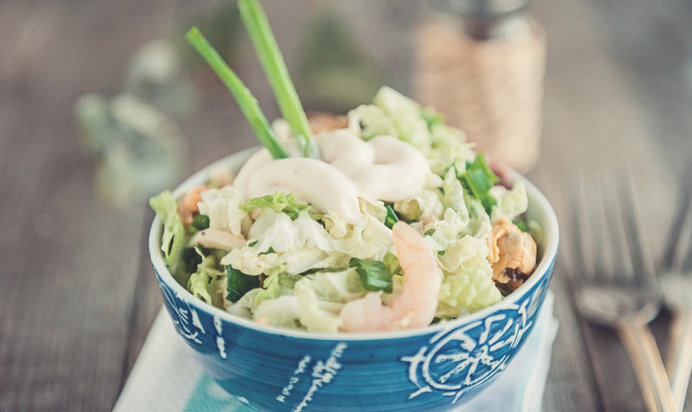 Салат с морским коктейлем