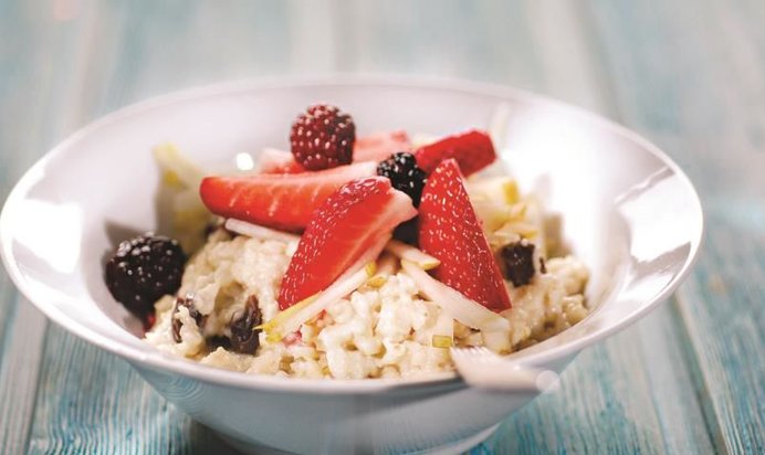 Овсяная каша с яблоком, изюмом и корицей