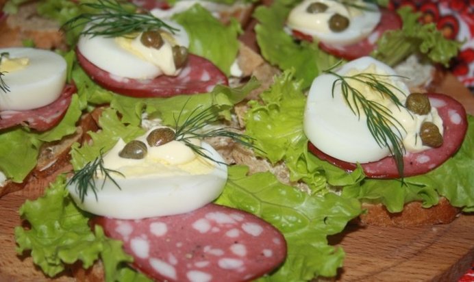 Колбасные бутерброды с яйцами и каперсами к завтраку