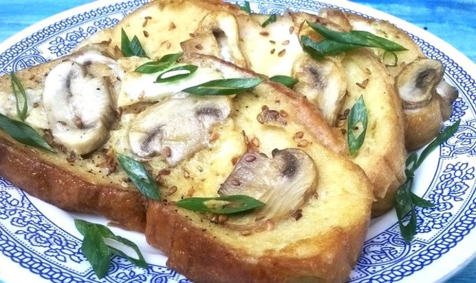 Гренки с шампиньонами и кунжутом