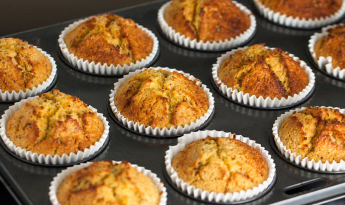 Медовые маффины с маком и курагой