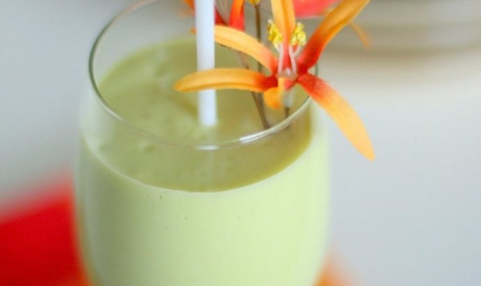 Смузи из авокадо и персика