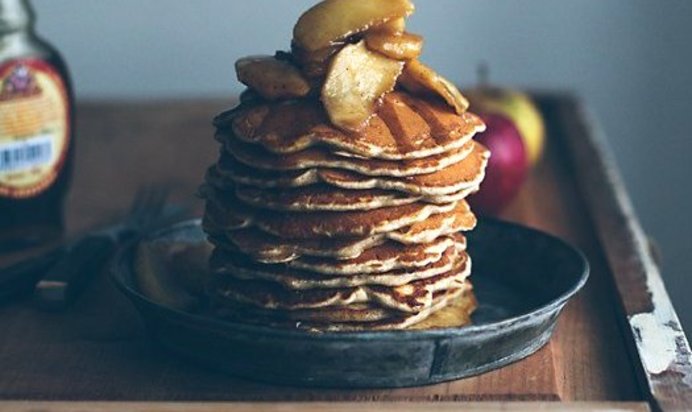 Панкейки с яблоками, корицей и кленовым сиропом
