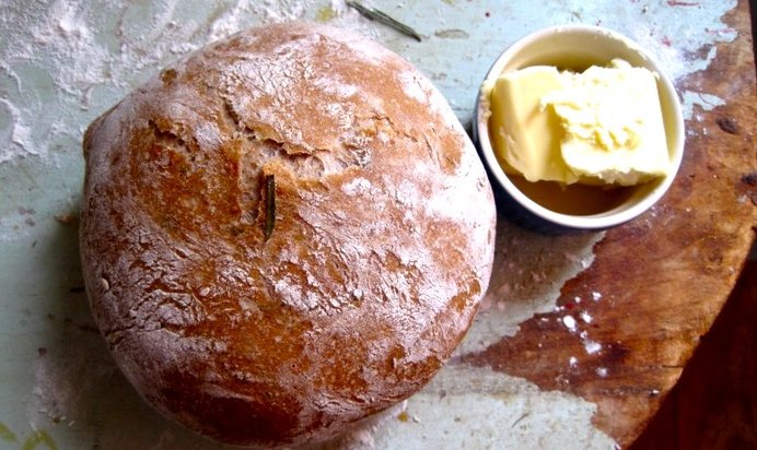 Хлеб с красным вином