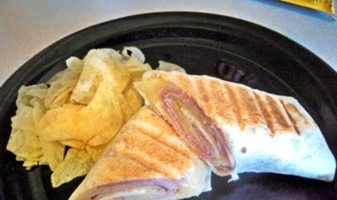 Лаваш с ветчиной и сыром