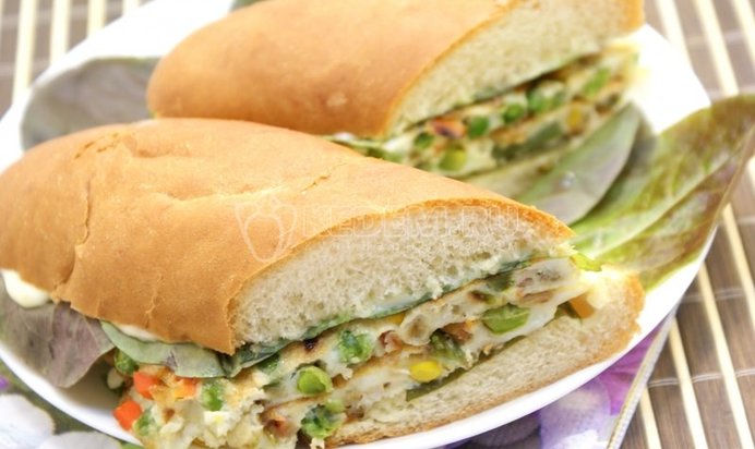 Бутерброд с овощами и омлетом