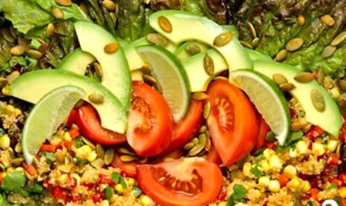 Салат с квиноа и кукурузой