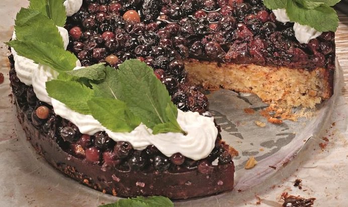 Миндальный торт со смородиной