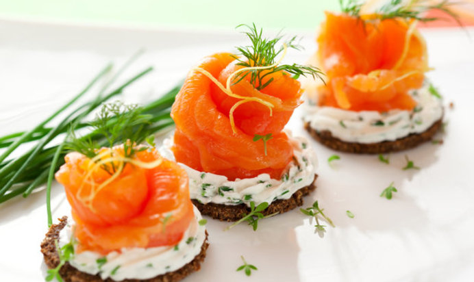 Бутерброды с семгой и сливочным сыром