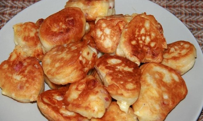 Оладьи с сыром и колбасой