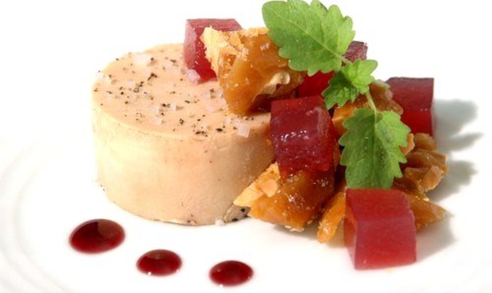 Салат из гусиной печени с ежевичным соусом