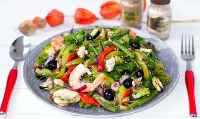 Морской коктейль с соевым соусом