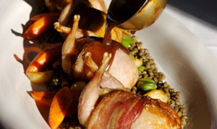 Перепелки под виноградно-коньячным соусом