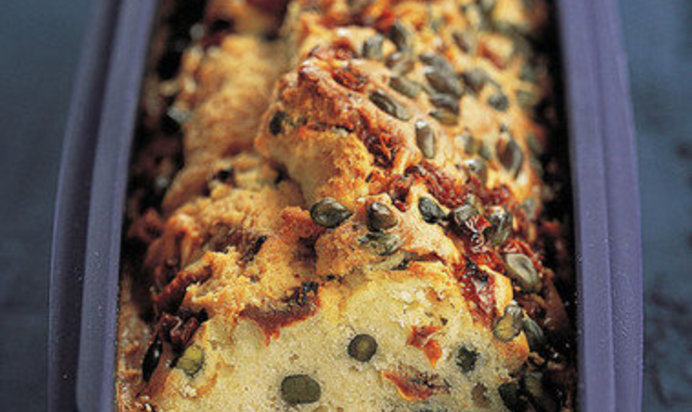 Кекс с томатами и фисташками