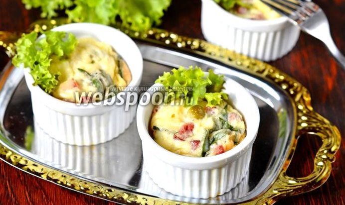 Порционный омлет с тархуном, горошком и колбасой