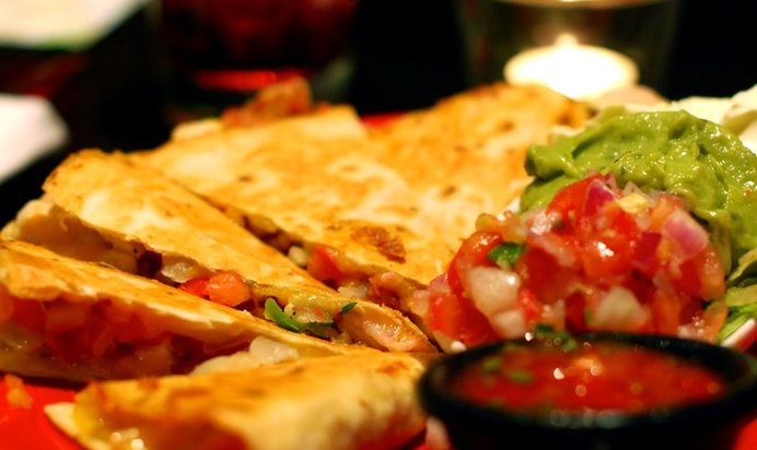 Кесадилья с курицей и беконом