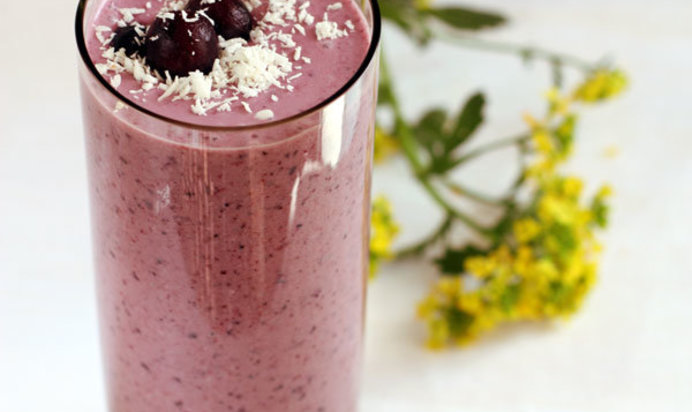 Кокосовый коктейль с ягодами