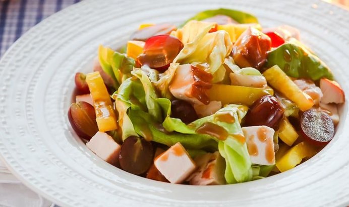 Салат с копченой курицей и виноградом
