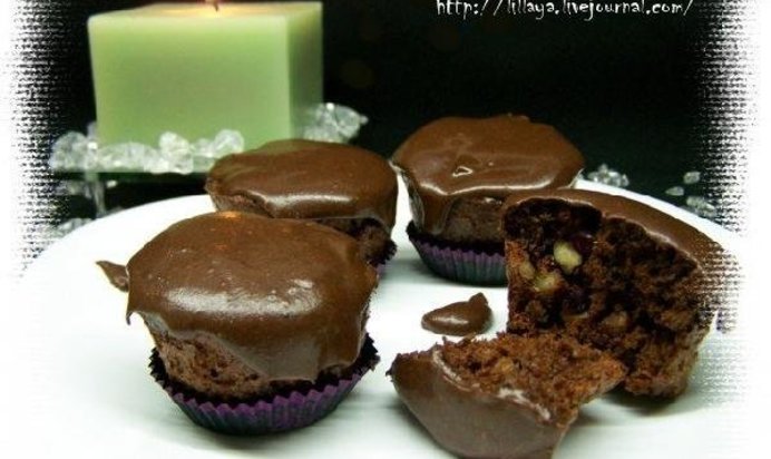 Шоколадные маффины с орехами и клюквой