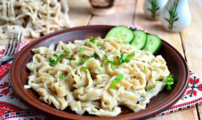 Домашняя лапша из теста, приготовленного в хлебопечке с добавлением ячменных отрубей