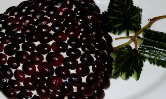 Салат с виноградом, копченой курицей и сыром