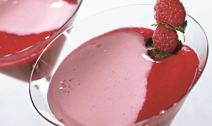 Коктейль из простокваши с малиной