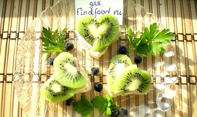 Праздничные бутерброды с киви