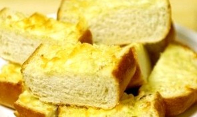 Багет с пармезаном и чесноком