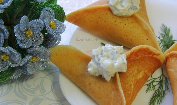 Треуголки блинные с курино-грибной начинкой и соусом