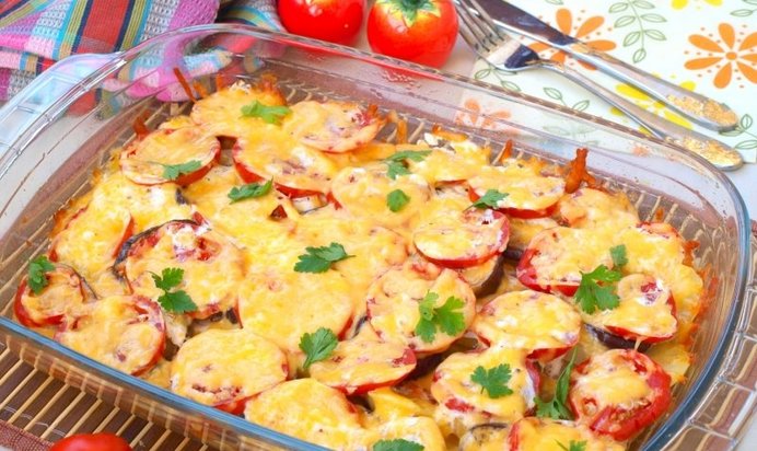 Запеканка из баклажанов, помидоров и картофеля