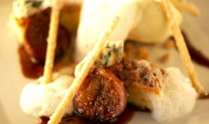Печеный инжир с красным вином, орехами и маскарпоне