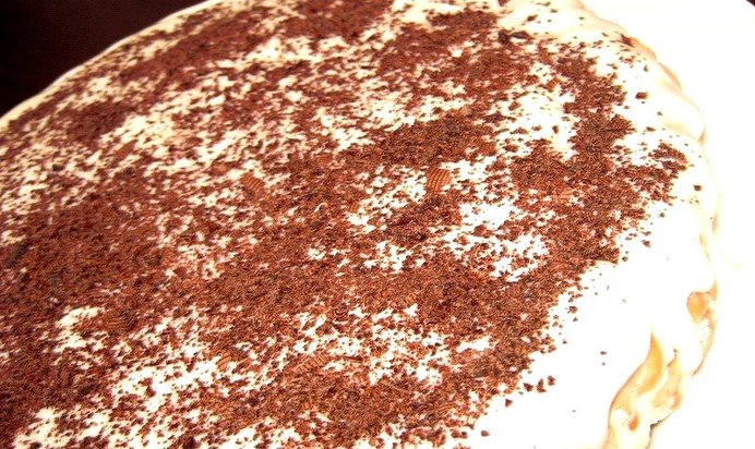 Двухслойный сметанный торт из крекеров с орехами