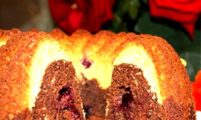 Творожный кекс со смородиной