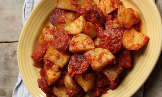 Картофель с острой свиной колбасой