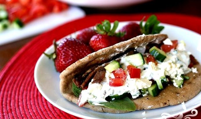 Гирос с говядиной и овощным соусом