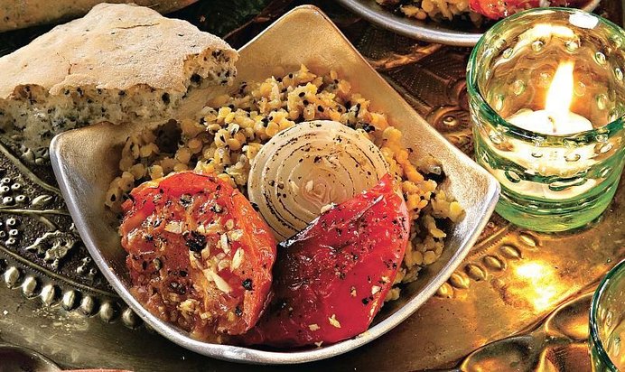 Чечевица и индийский хлеб наан с запеченными овощами и нигеллой