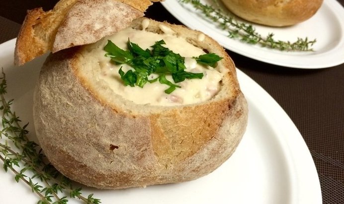 Клэм-чаудер в хлебной тарелке