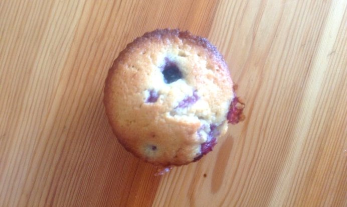 Кексы с персиками и малиной