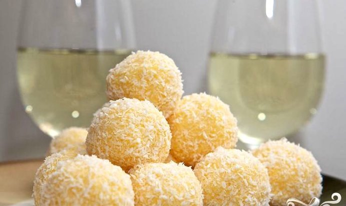 Сырные шарики в кокосовой стружке