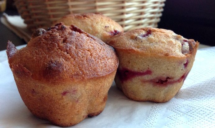 Банановые маффины с клюквой