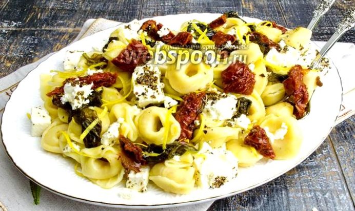 Тортеллини сырные с вялеными помидорами и шпинатом